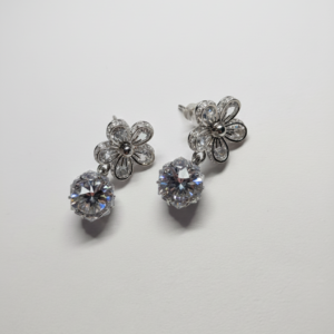 1765687352901 Pendientes Largos Flor de Circonitas y Gota Brillante