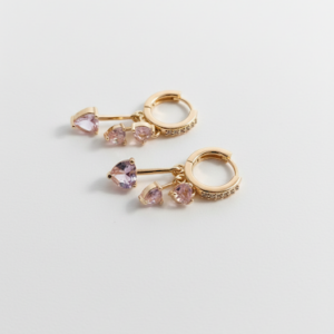 1765687739273 Pendientes Aro Huggie con Colgante de Tres Corazones